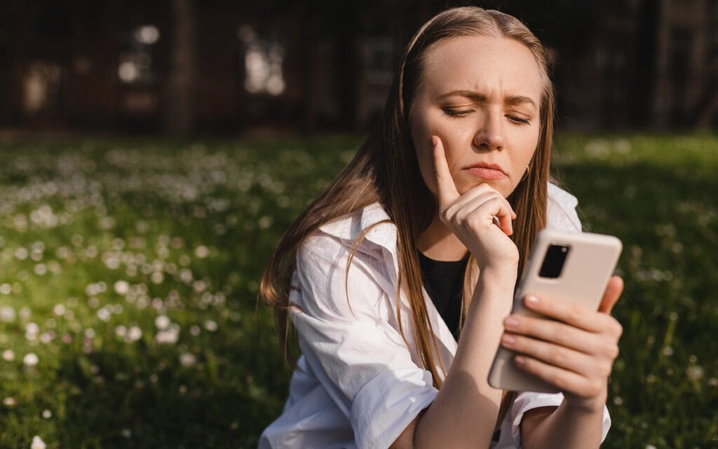 a girl looking at small cash loan options