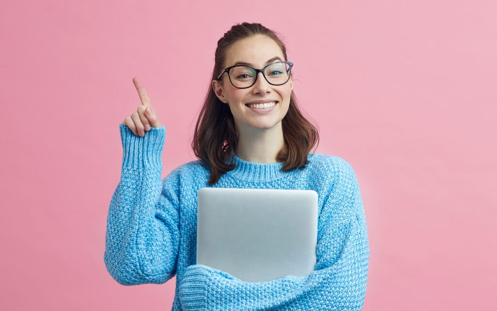 $500 loans from Auckland Loans Woman standing on pink background