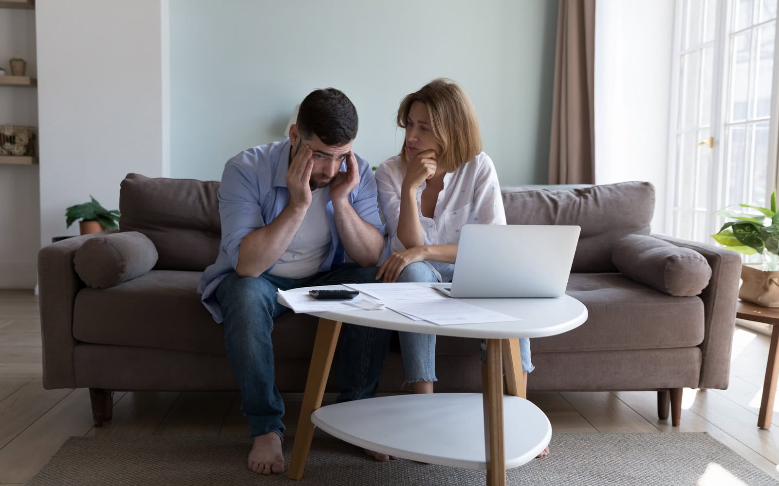 Kiwi couple stressed about money, looking for emergency loans online with Auckland Loans