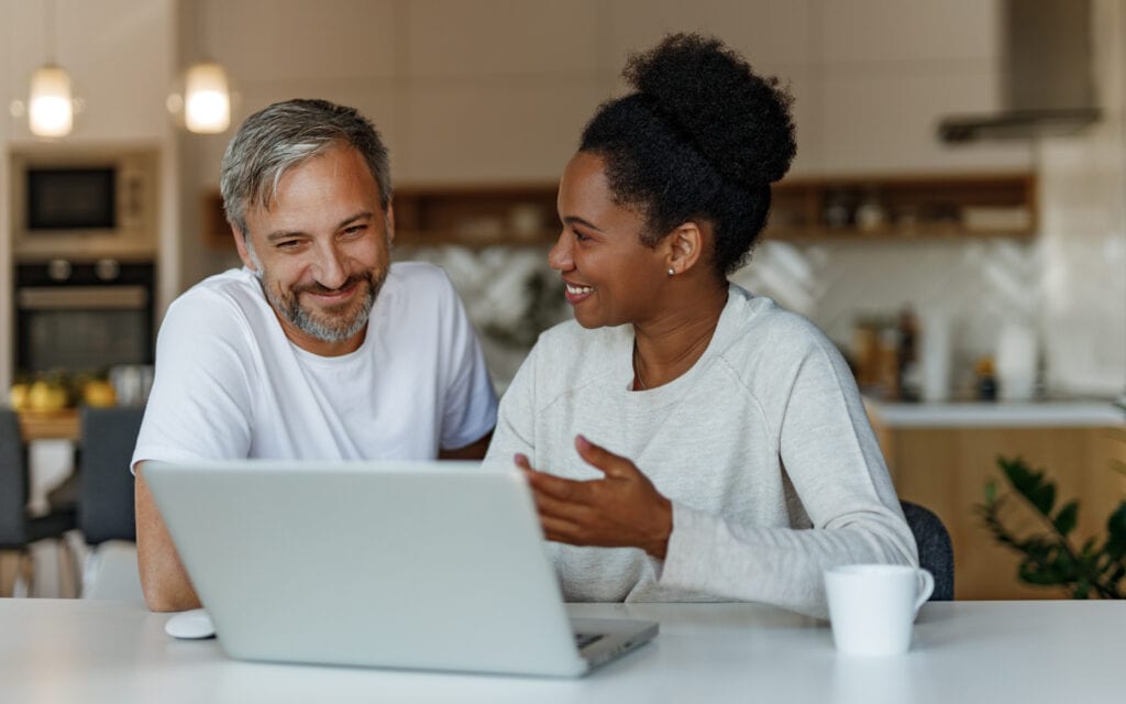 Couple applying for weekend loan online with Auckland Loans!