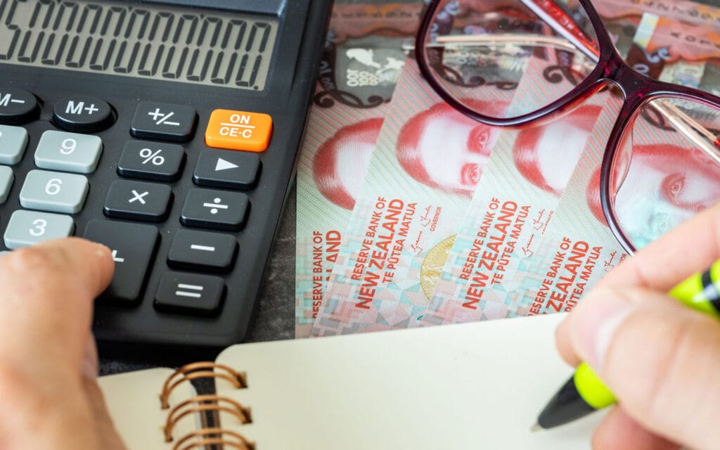 Smart savings tips to help Auckland first-home buyers reach their deposit goals faster with support from Auckland Loans.